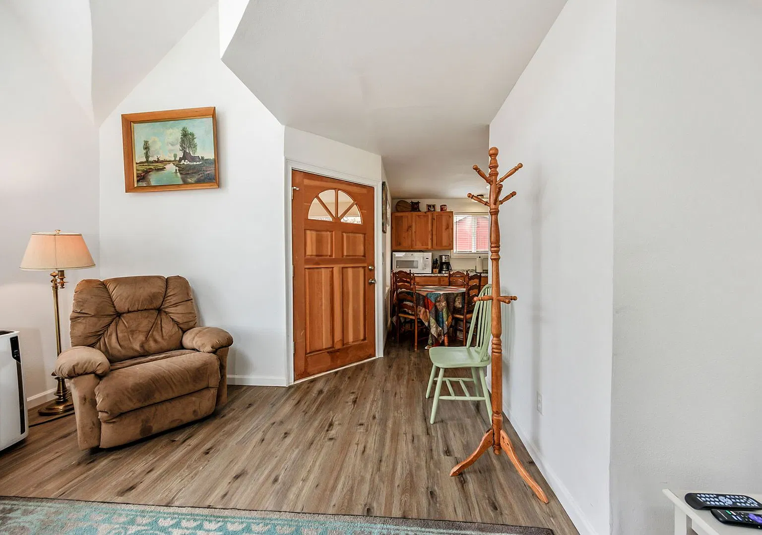 Charming 2 Bedroom, 1 Bath House For Rent — Photo 3