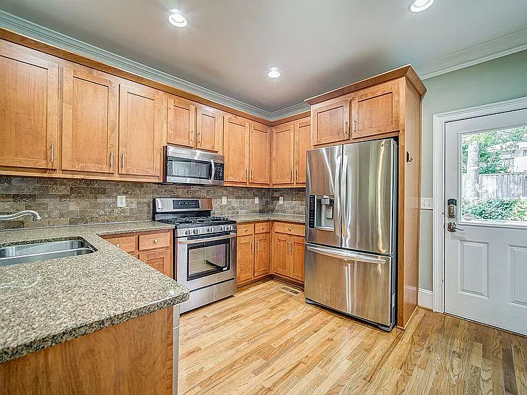 5 bed, 3300 sqft, $3,300 — Photo 4