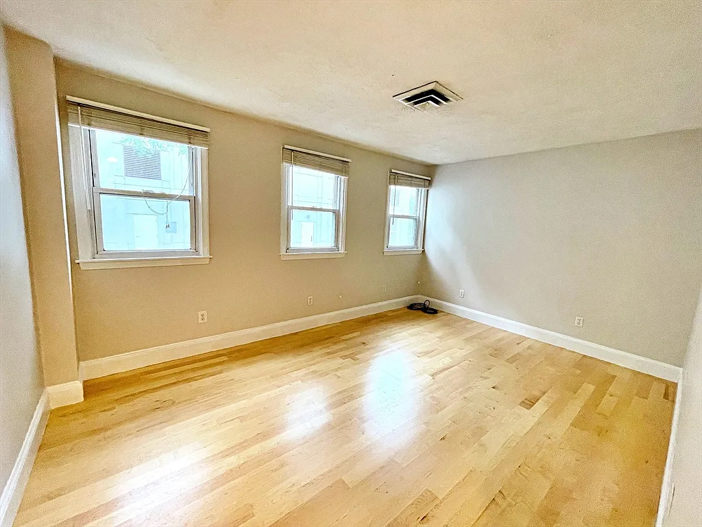 2 bed, 1.0 bath, 774 sqft, $2,700 — Photo 4