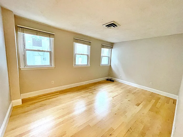 182 Cottage St #101 — Photo 4