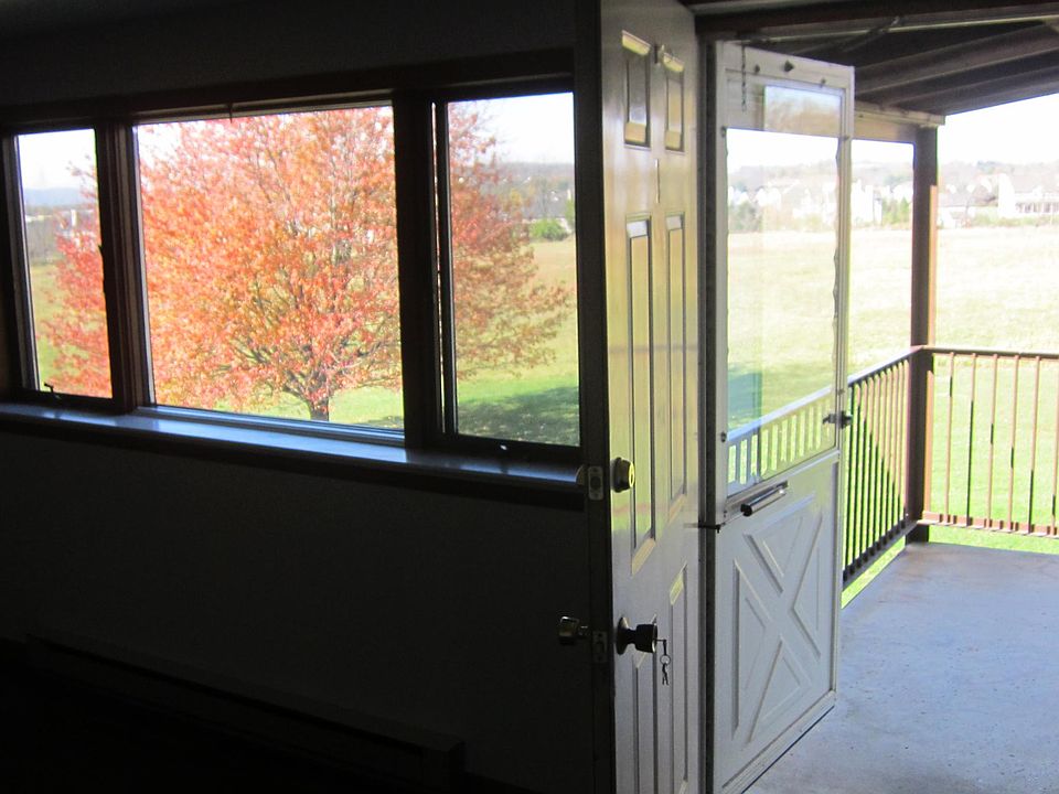 Entrance to apartment into living room