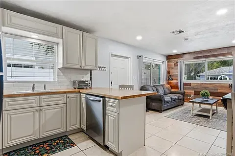 2 bed, 641 sqft, $2,200 — Photo 2