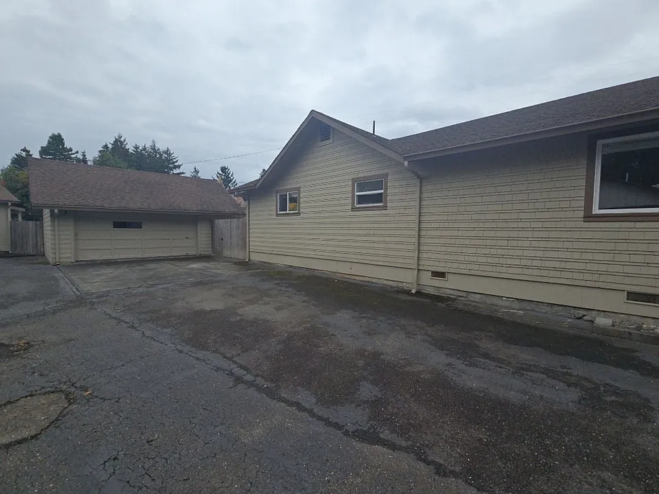 Building Photo 5