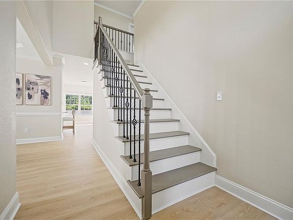 4th image of 1509 Drumheller Dr