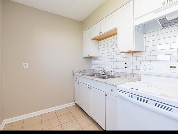 3rd image of 431 Garden City Dr #3