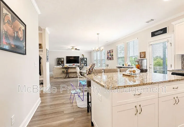 560 Hampton Dr — Photo 8
