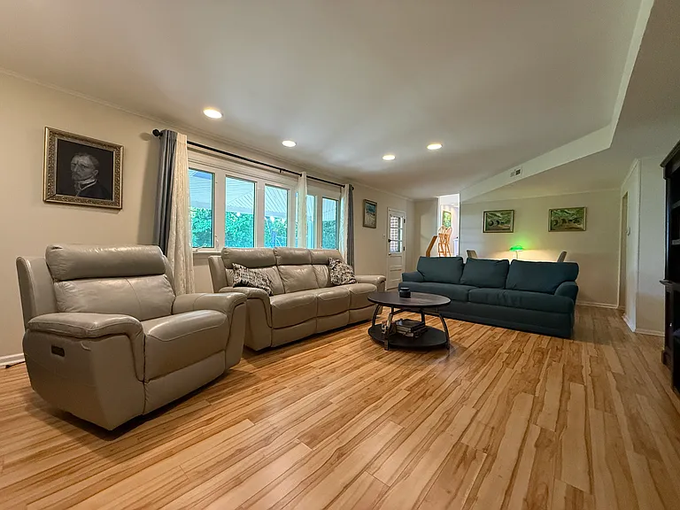 806 Warfield Ln — Photo 21