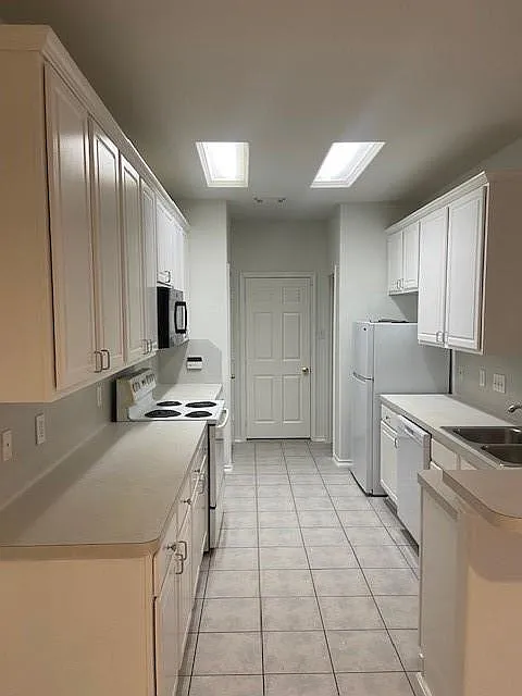 3 bed, 2.5 bath, 1636 sqft, $1,800 — Photo 3