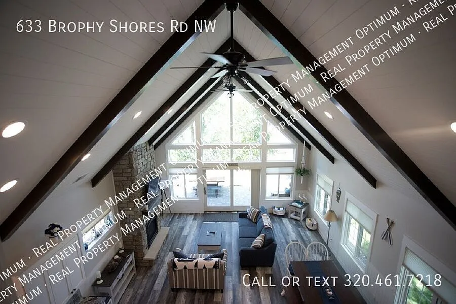 Exquisite 3 bed, 2.5 bath Cottage on Lake Brophy Fall Winter Rental — Photo 2