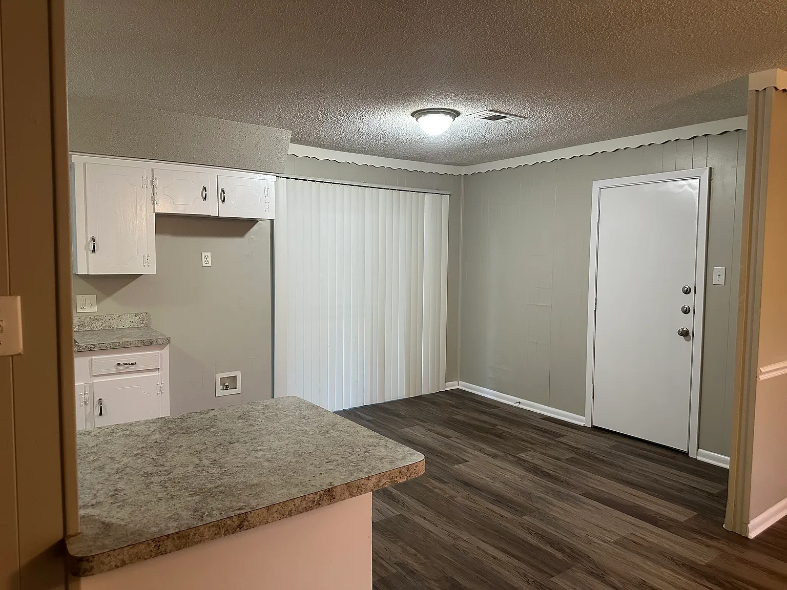 3 bed, 1285 sqft, $1,900 — Photo 4