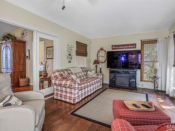 3rd image of 214 Alexander Ct