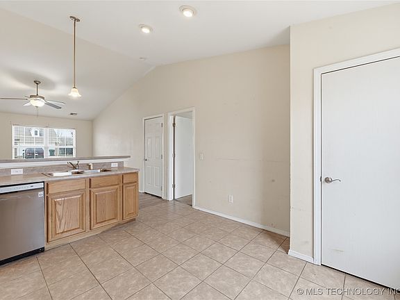 5th image of 605 S Creek St