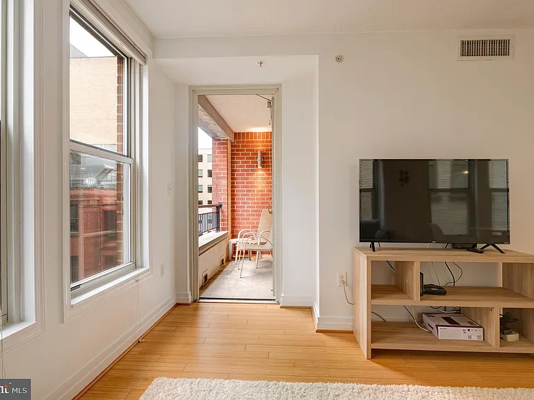 915 E St NW #1001 — Photo 9