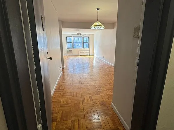 4 Birchwood Ct APT 1B, Mineola, NY 11501