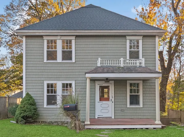 10 Greenwood Ln, Waltham, MA 02451