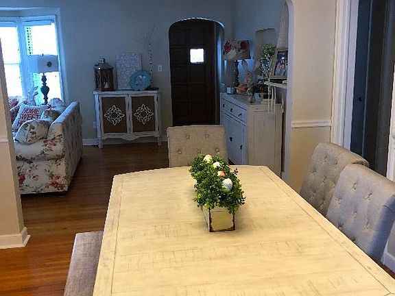 5th image of 212 Montrose Pl