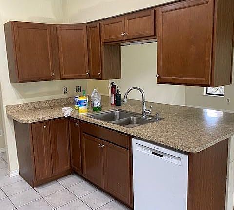 3rd image of 920 SE Streamlet Ave