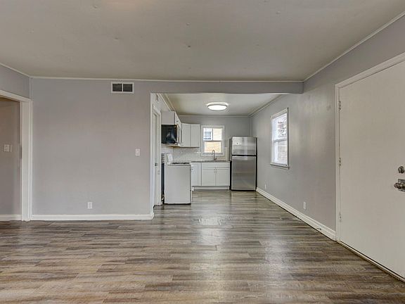 4th image of 2206 Crawford St
