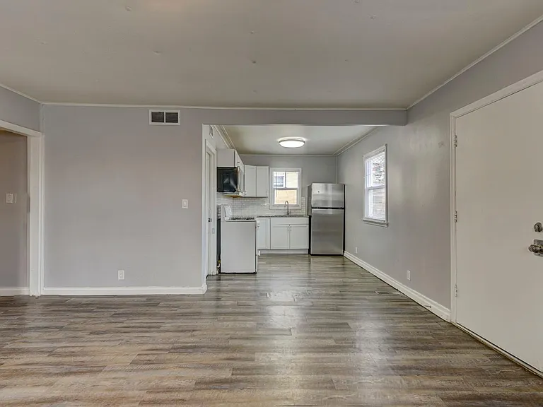 2206 Crawford St — Photo 4