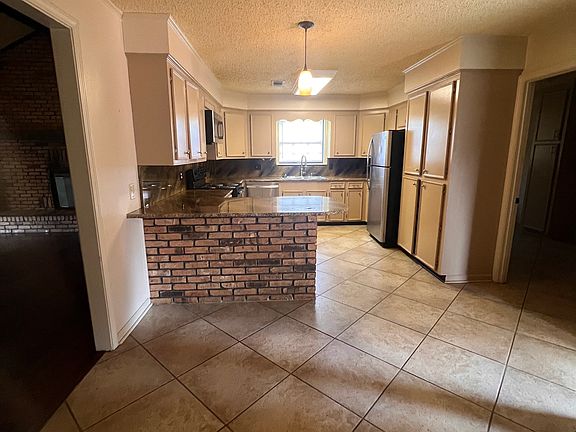 2nd image of 325 Lakeridge Trl