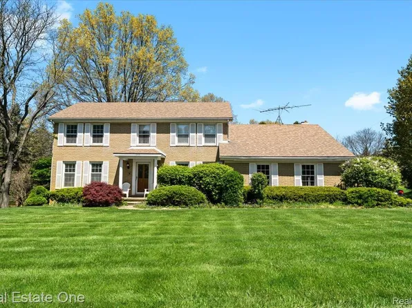 1945 Bamby Ln, Milford, MI 48381