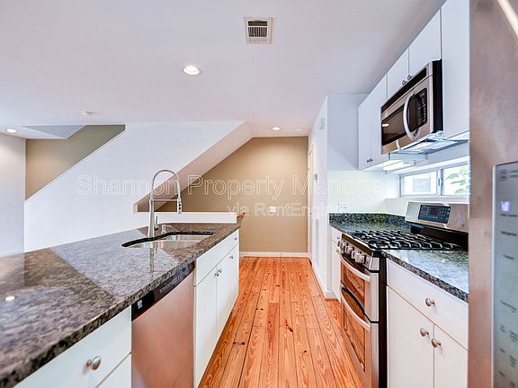 5th image of 822 Ruthven St