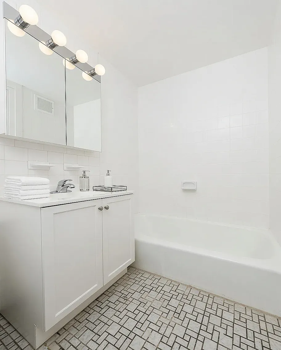 342 East 55th Street — Photo 4