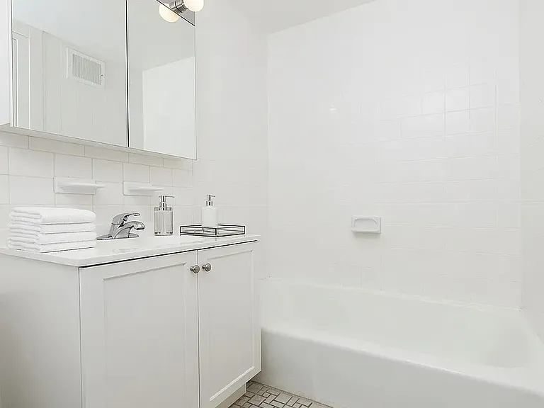 342 E 55th St #7D — Photo 4