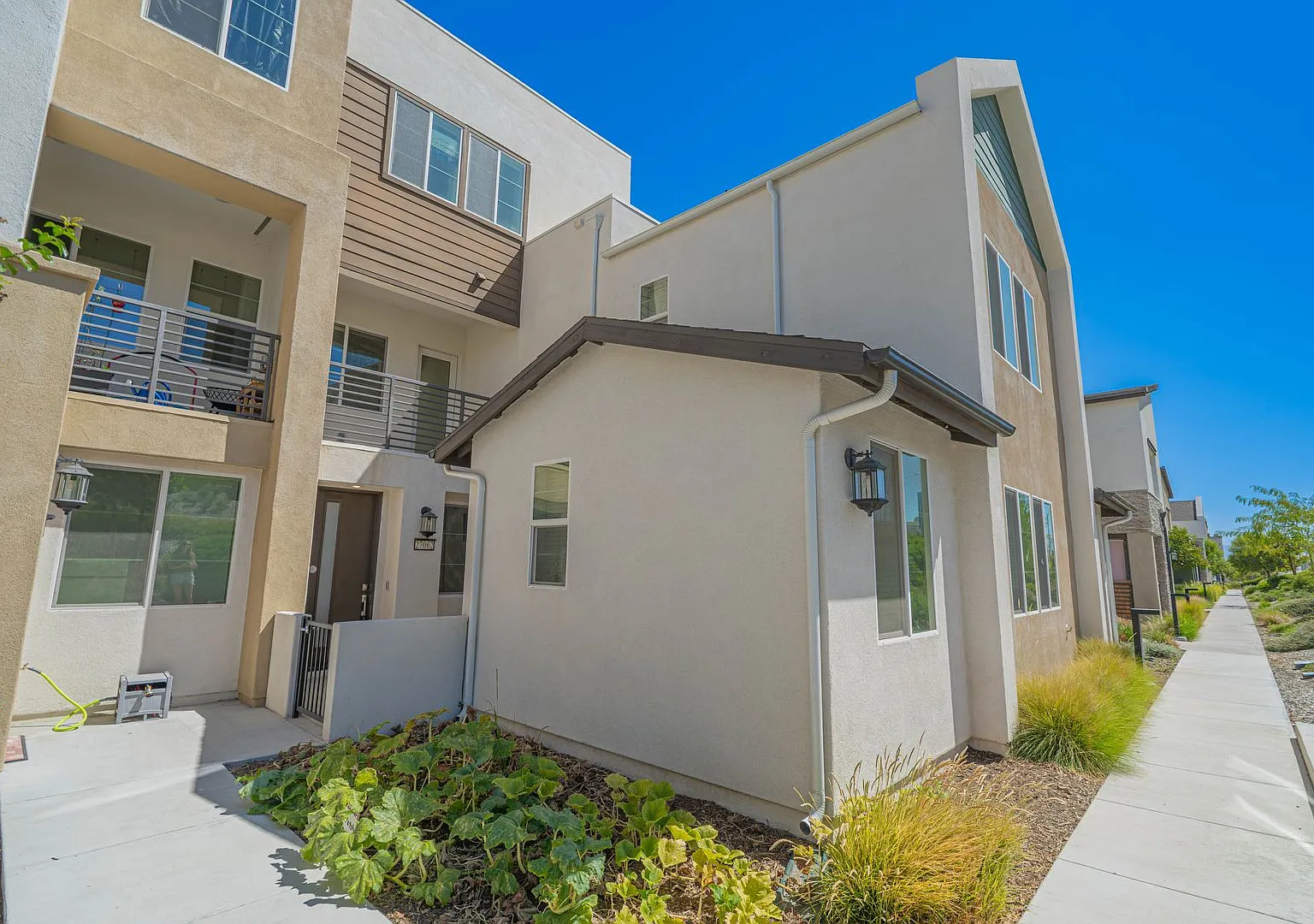 Five Points - 2 Bedroom Townhome for Rent in Valencia. — Photo 1