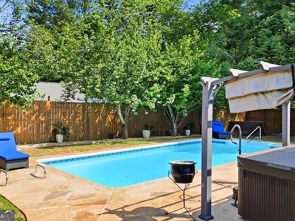 4th image of 325 Ivy Mill Ct