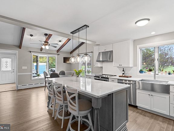 4th image of 131 Bloomsbury Ave