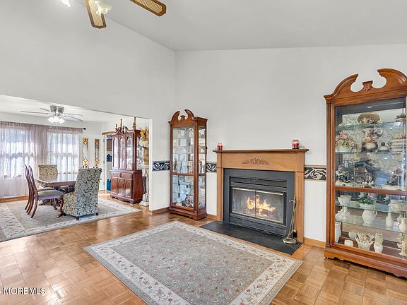 4th image of 303 W Commodore Boulevard
