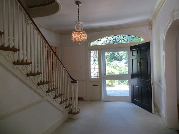 5th image of 246 Linden Dr