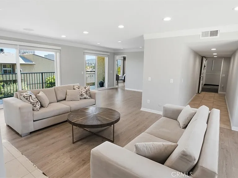 321 E Stocker St #301 — Photo 2