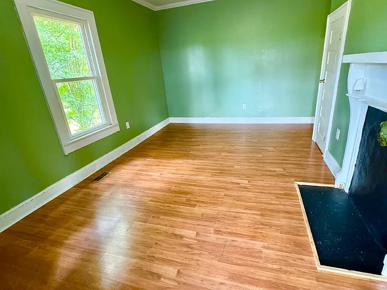 311 Lakeside Dr — Photo 3