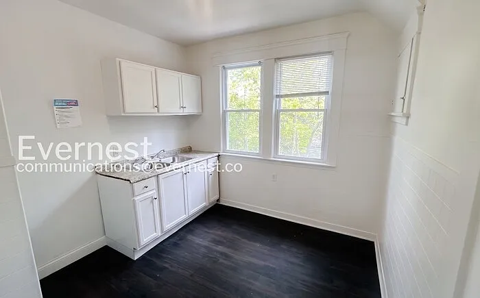 4 bed, 1.0 bath, 750 sqft, $1,100 — Photo 2