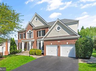 12454 Meadow Hunt Dr, Fairfax, VA 22033