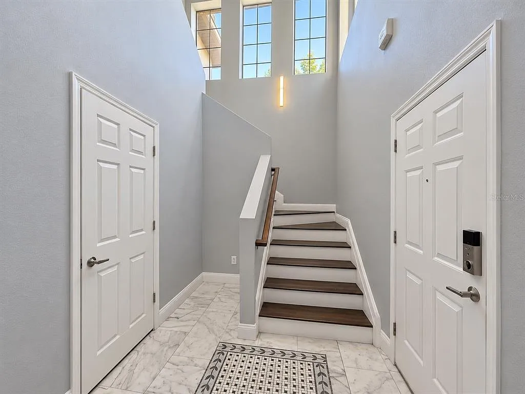 3 bed, 2.5 bath, 1832 sqft, $2,400 — Photo 3