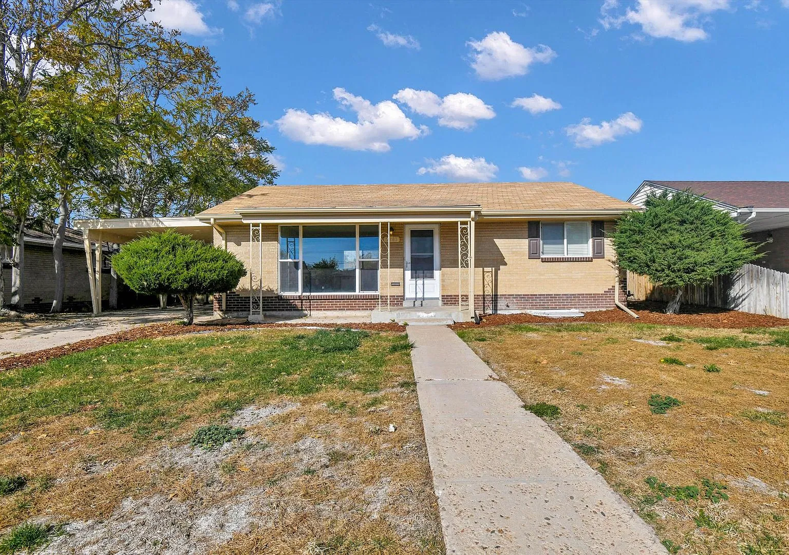 Wonderful home a desirable neighborhood — Photo 1
