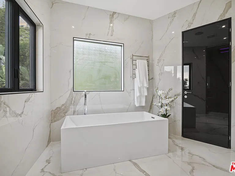 1680 Sunset Plaza Dr — Photo 19