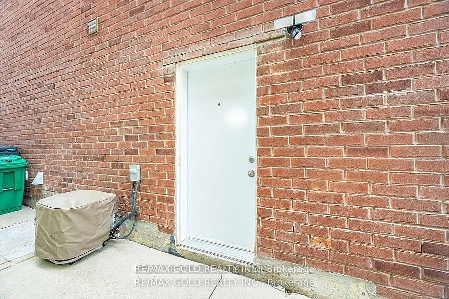 Building Photo - 33 Callalily Rd