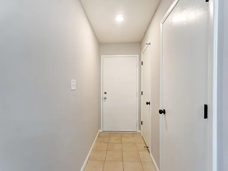 Coventry Court West Apartments — Photo 1