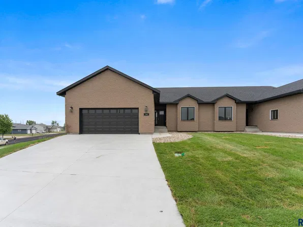 704 W Opal Ln, Hartford, SD 57033