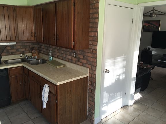 4th image of 812 Loekes Dr