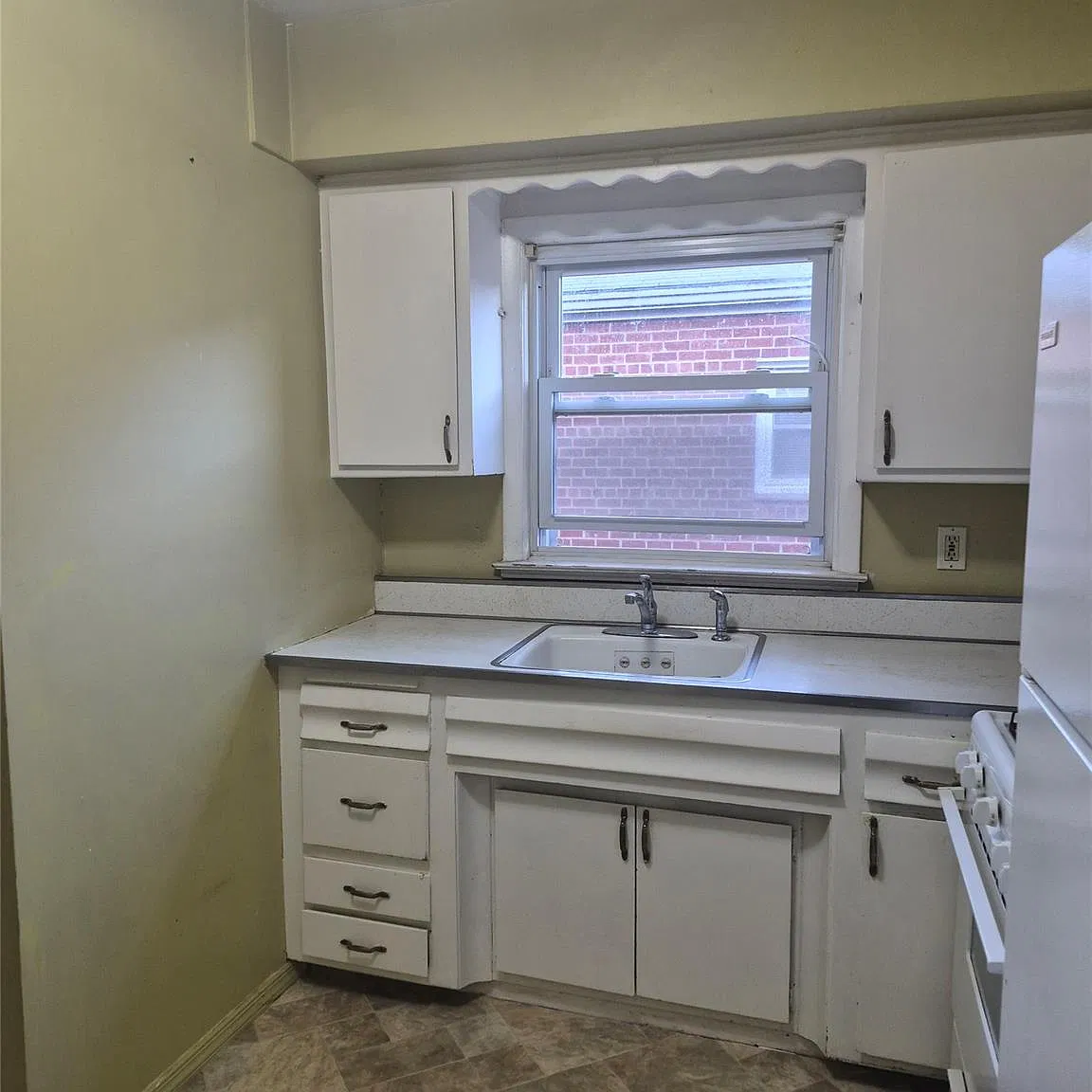 4 bed, 2.0 bath, 2500 sqft, $3,250 — Photo 3