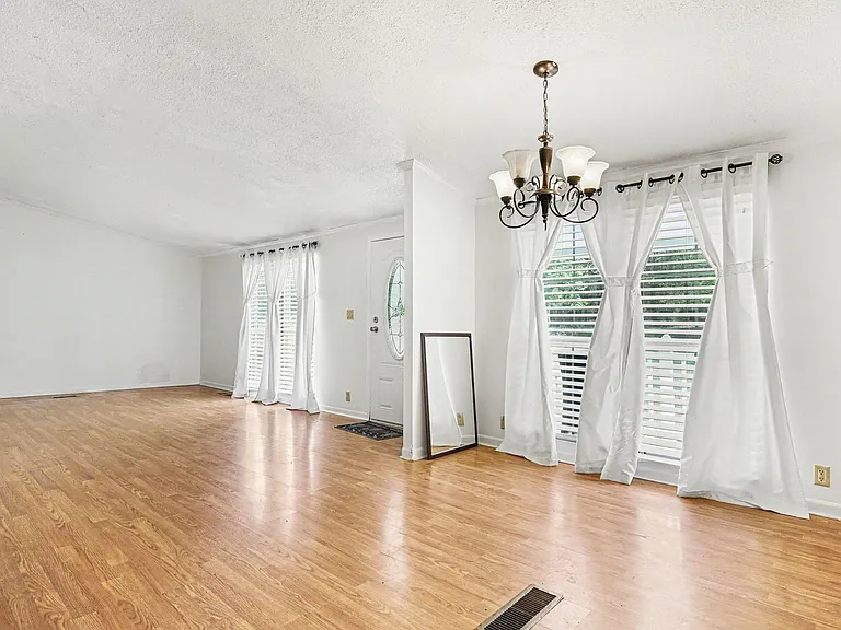 4705 Pearl Rd — Photo 6