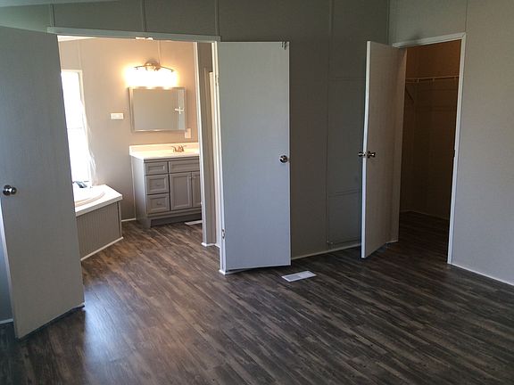 Master-Bath & walk in closet