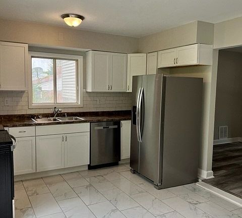 3rd image of 2343 Fairgreen Dr