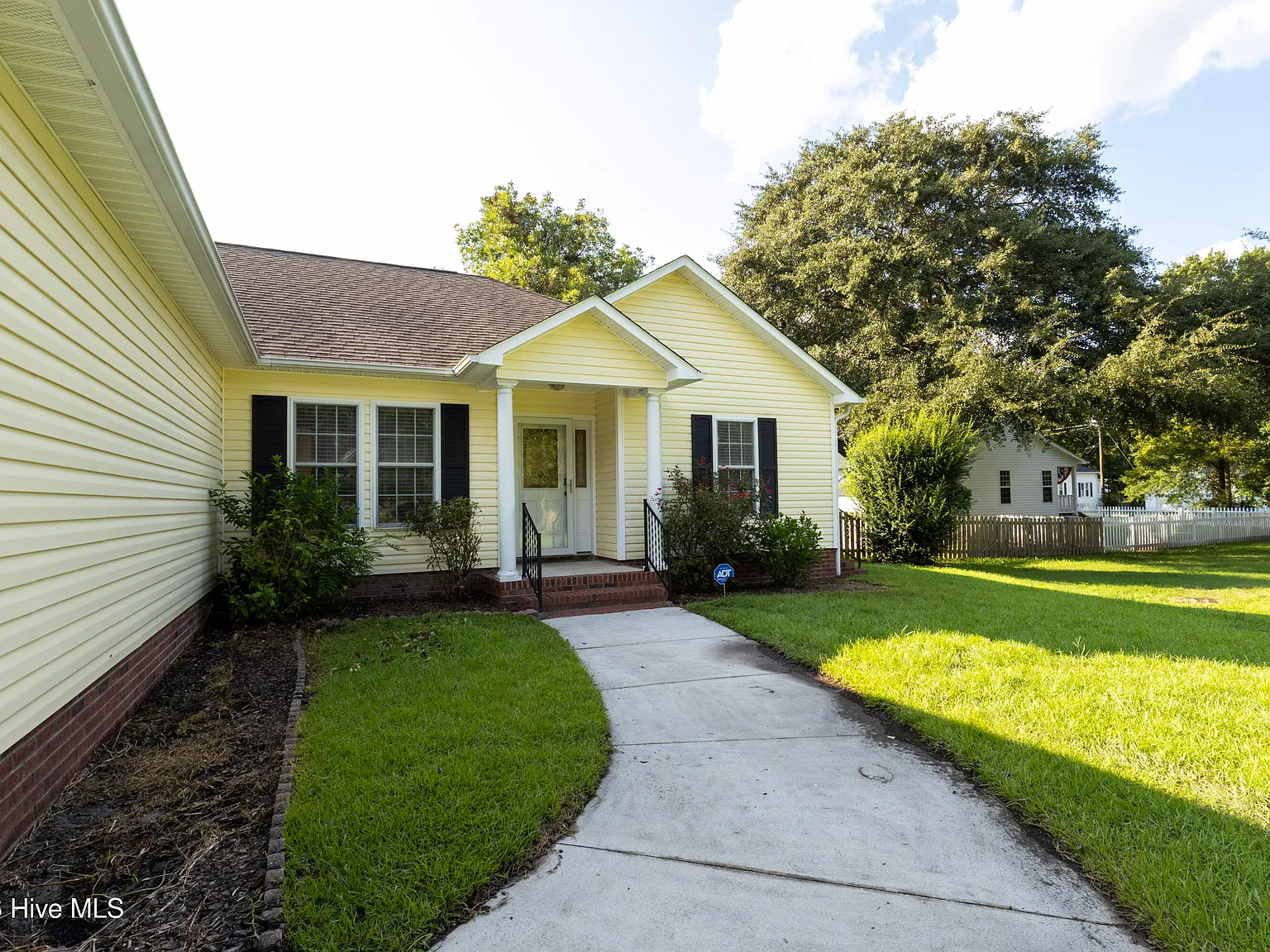 3 bed, 2.5 bath, 1623 sqft, $1,900 — Photo 4