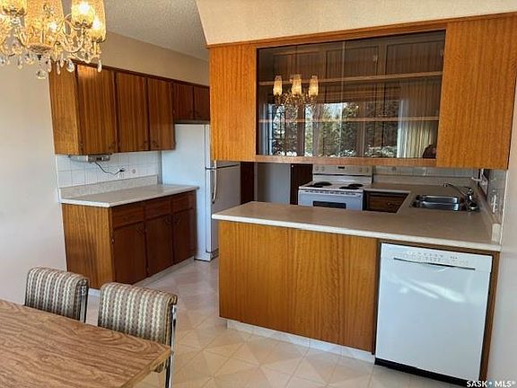 3rd image of 210 Alexander AVENUE